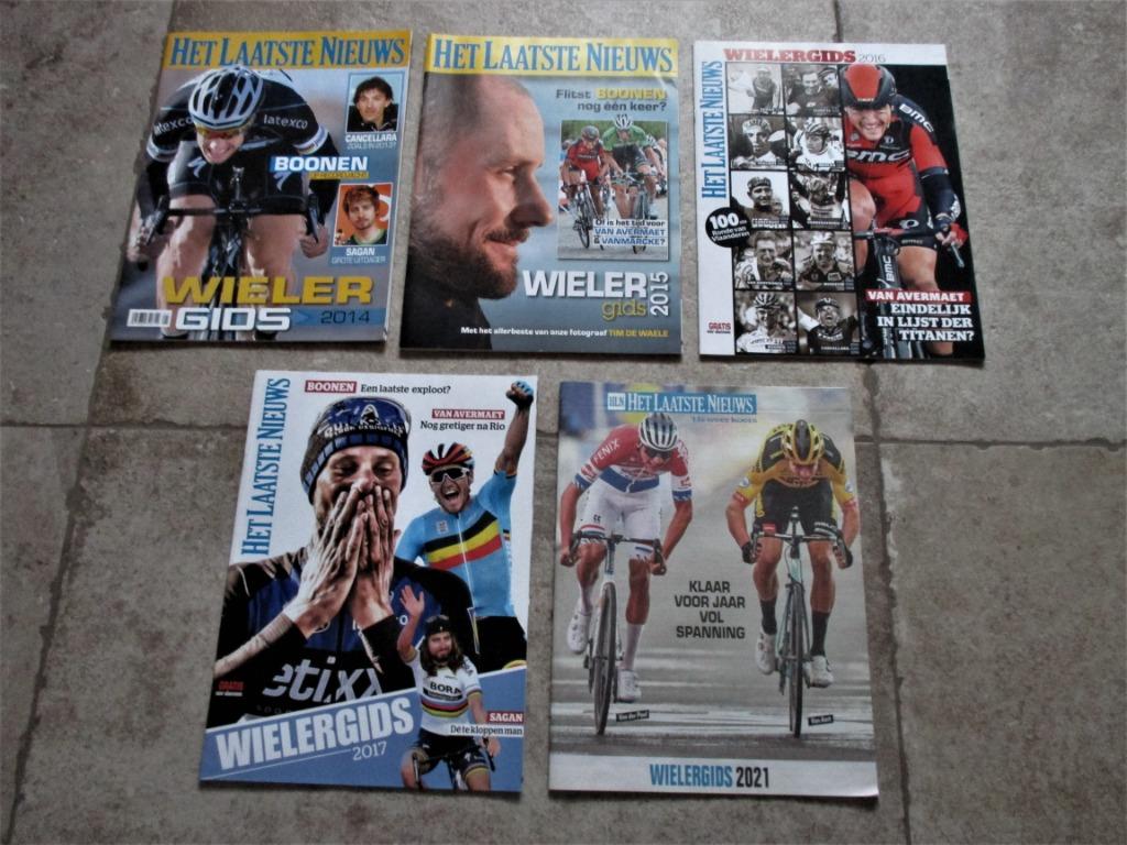 5 st. Wielergids -2014 - 2015 - 2016 - 2017 - 2021  HLN, Boeken, Tijdschriften en Kranten, Ophalen of Verzenden, Zo goed als nieuw