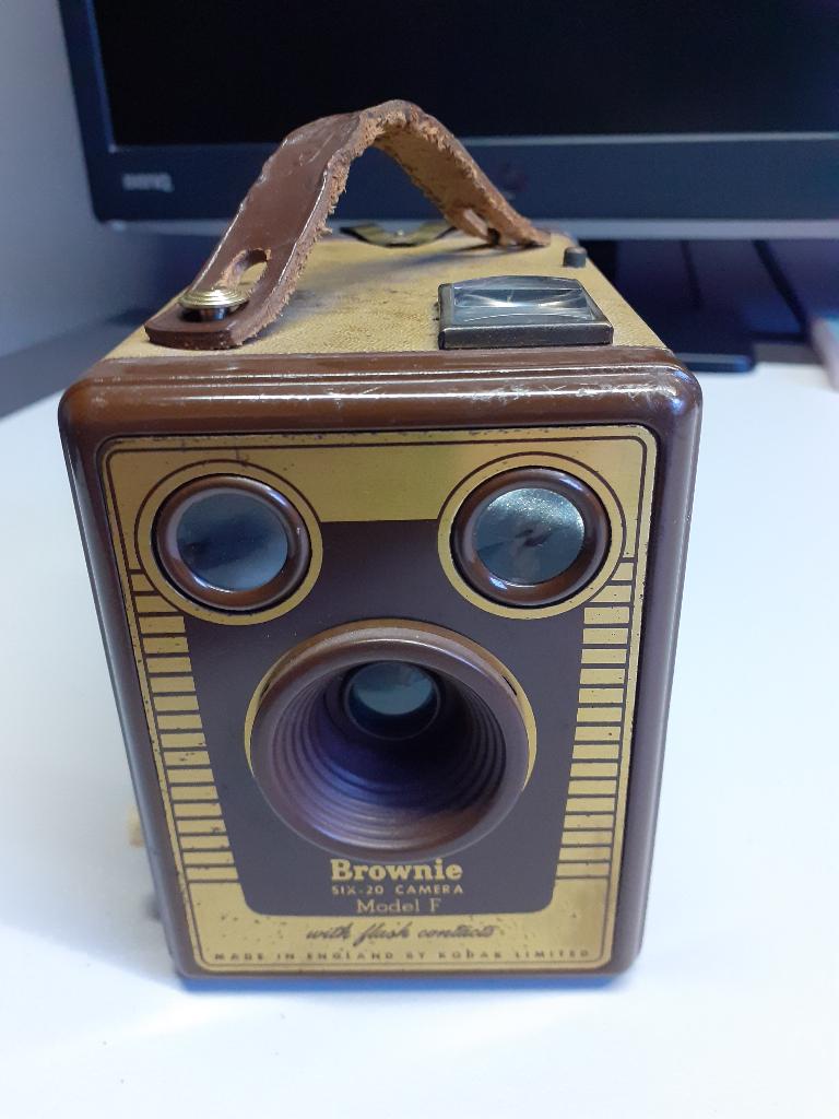 Antiek fototoestel "Brownie" Type SIX-20, Ophalen, 1940 tot 1960, Fototoestel