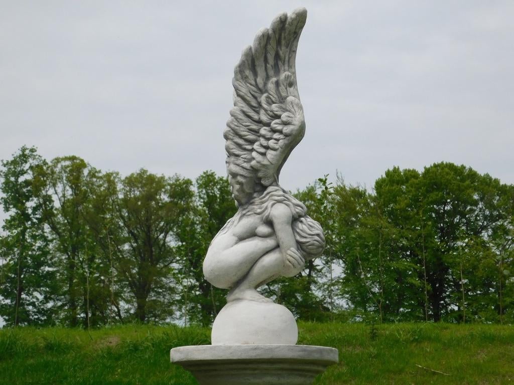 Knielende Engel met vleugels omhoog, mooi stenen beeld!, Tuin en Terras, Ophalen of Verzenden, Steen, Engelenbeeld