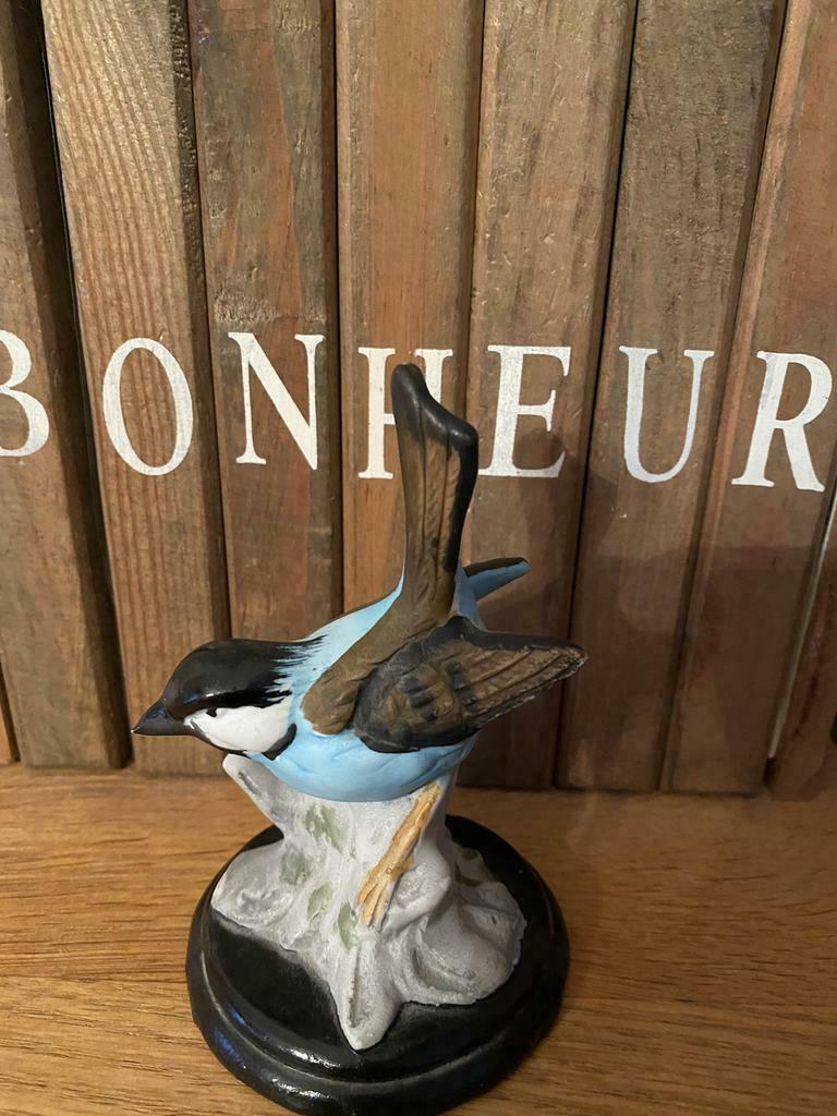 Magnifique ancienne hirondelle sur socle en biscuit parfait