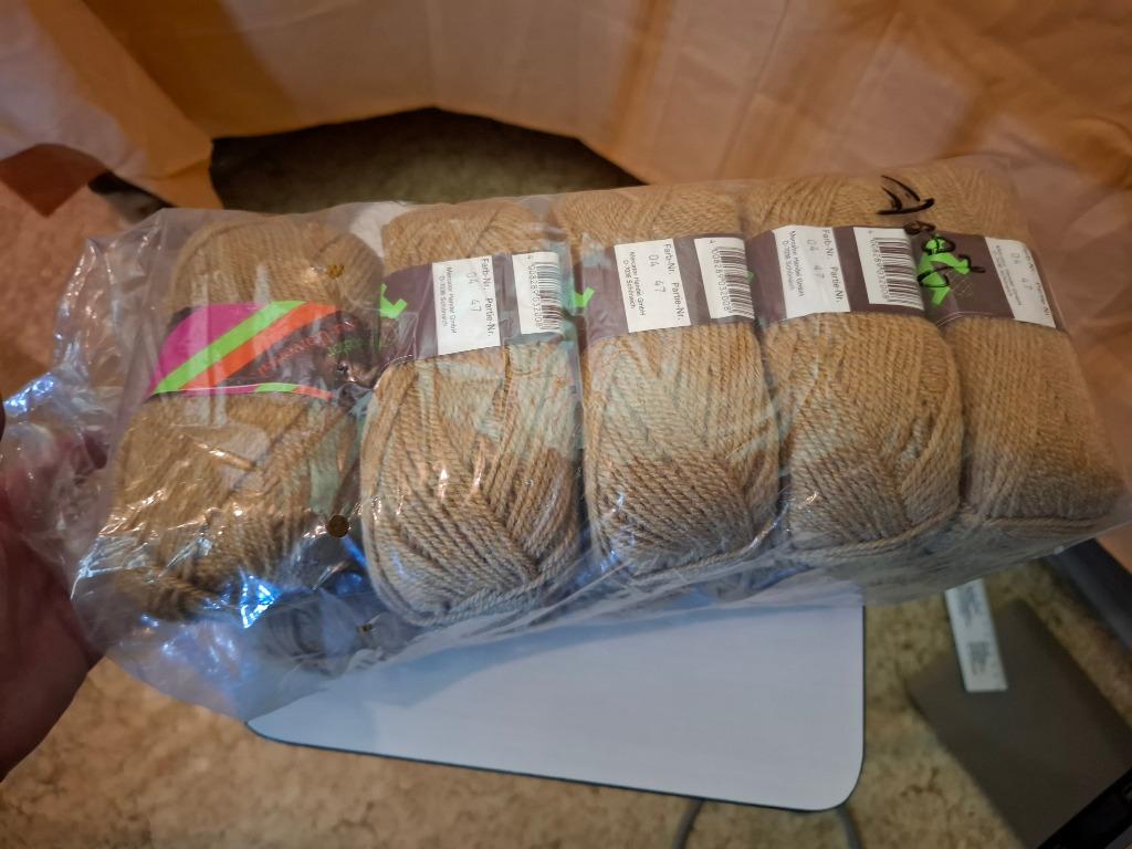 Lot de 10 pelotes de laine beun clair dont une entamée, Enlèvement ou Envoi, Neuf, Tricot, Laine ou Fils
