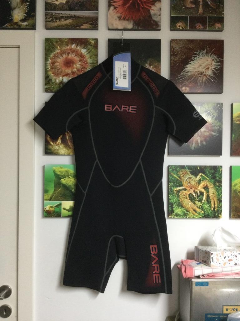 Bare 2mm Sport Shorty red size S Mens nieuw -40% Solden, Ophalen of Verzenden, Nieuw, Duikpak