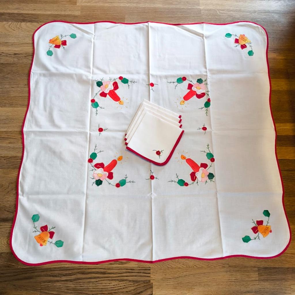 vintage geborduurde tafelset:  tafelkleed  4 servetten, Huis en Inrichting, Tafelkleden, Ophalen of Verzenden