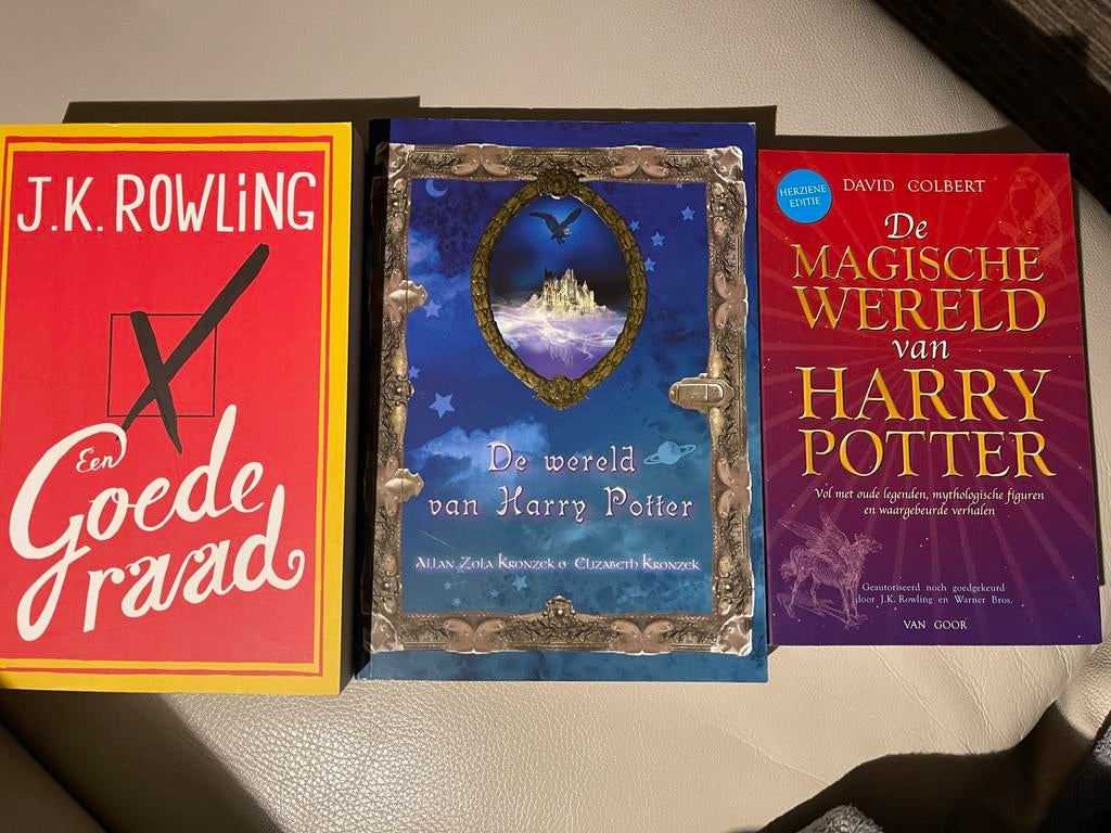 Harry Potter-JK Rowling-3 boeken De magische wereld 7€/stuk, Ophalen of Verzenden, Gelezen
