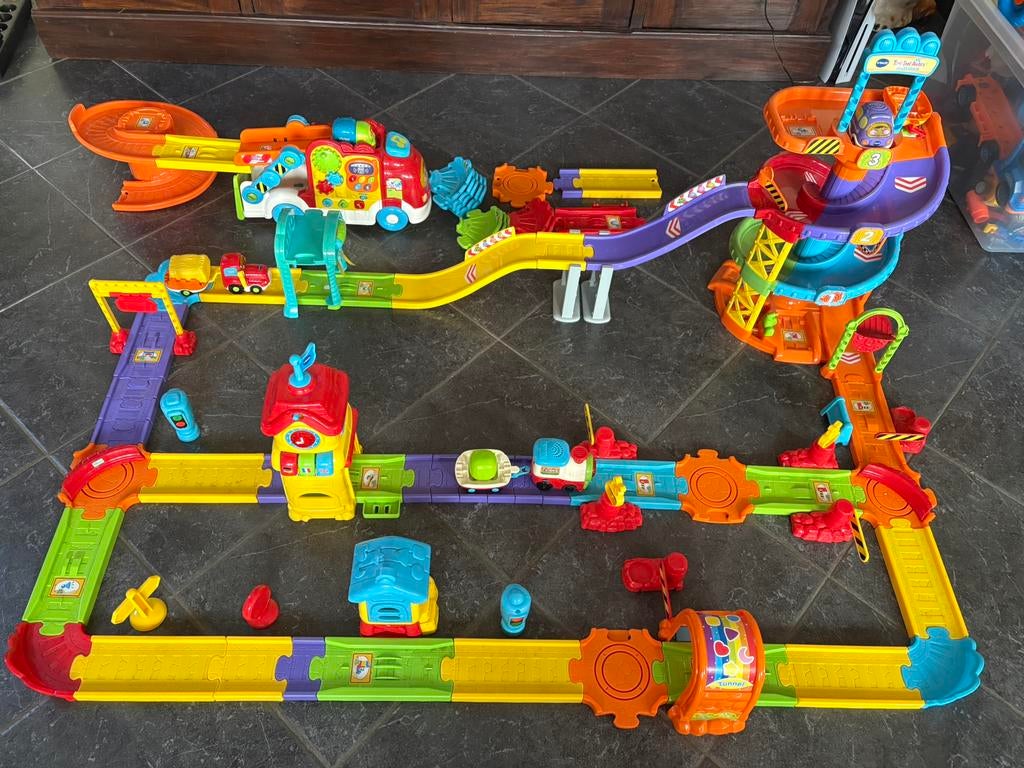 Vtech toet toet Auto’s  Treinstation met spoorrails, Ophalen, Zo goed als nieuw