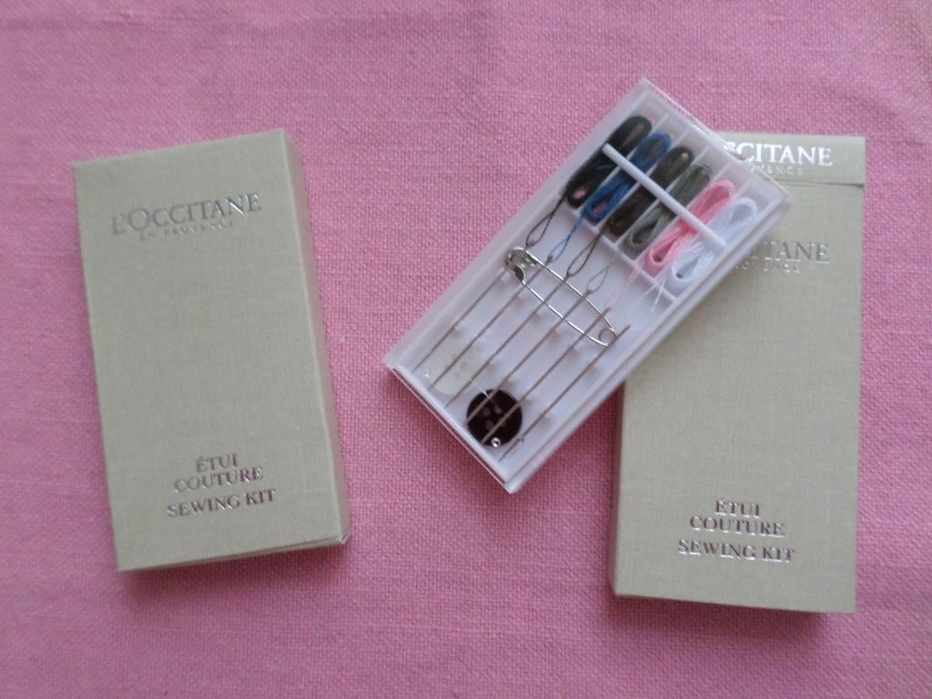 Set van 2 sets naaikoffers: draden, knopen, naalden, speld, Hobby en Vrije tijd, Naaien en Fournituren, Nieuw, Ophalen of Verzenden