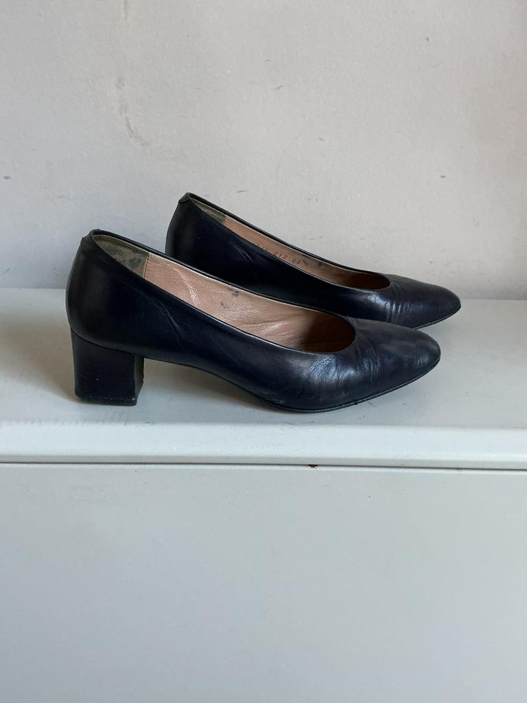 Lederen pumps van Voltan, maat 38, Kleding | Dames, Schoenen, Ophalen of Verzenden, Gedragen, Pumps