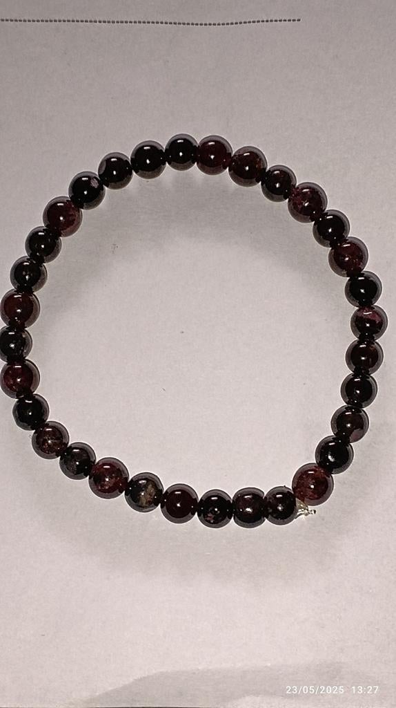 Elastische armband met rode granaatkralen, Nieuw, Ophalen of Verzenden, Elastiek, Met edelsteen