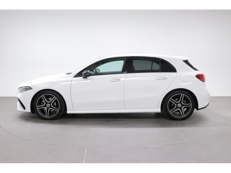 Mercedes-Benz A 180 1.3i AMG Line Mercedes A180 AMG Line 1.3, 136 pk, Emergency brake assist, Wit, 5 deurs