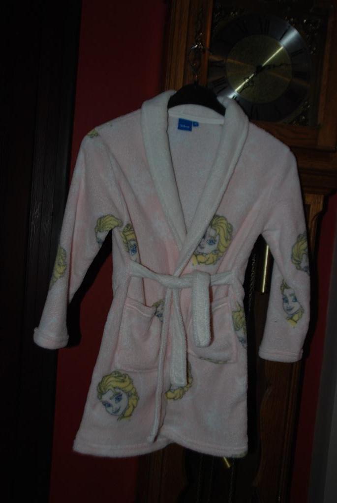Joli peignoir"Reine des Neiges"rose T128cm ou 7/8A comme 9!, Enfants & Bébés, Vêtements enfant | Taille 128, Disney, Enlèvement ou Envoi