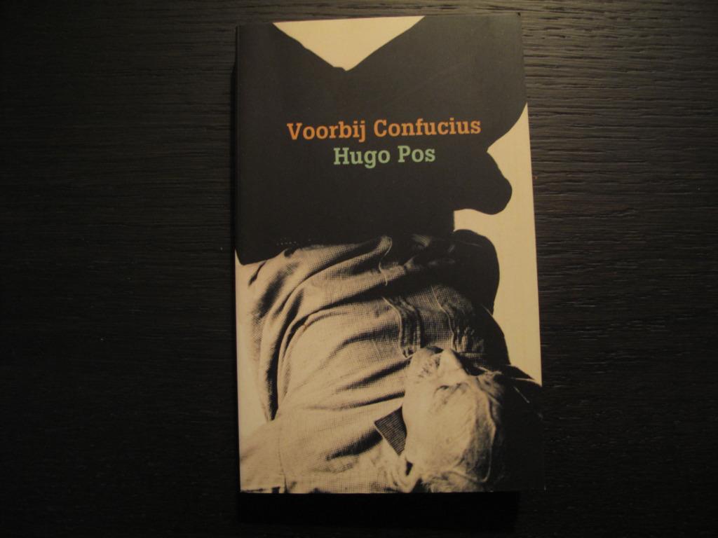 Voorbij  Confucius  -Verhalen-   Hugo Pos, Ophalen of Verzenden, Nederland