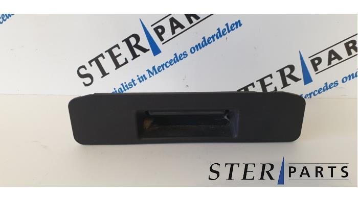 Poignée couvercle coffre d'un Mercedes C-Klasse (NVT), Enlèvement ou Envoi, 3 mois de garantie, Utilisé, Mercedes-Benz