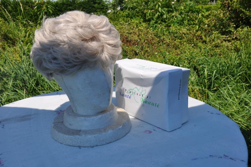 §  perruque synthetique gris clair neuve(3), Enlèvement ou Envoi, Neuf, Perruque ou Extension de cheveux