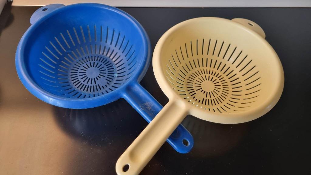 Lot de deux passoires de 20 cm, Maison & Meubles, Cuisine| Tupperware, Utilisé, Autres types, Bleu, Jaune, Envoi