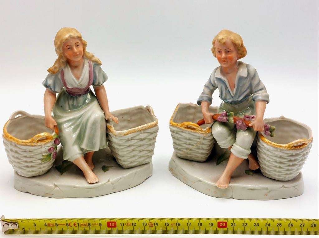 Set beeldjes van meisje en jongen met manden, Ophalen, Zo goed als nieuw