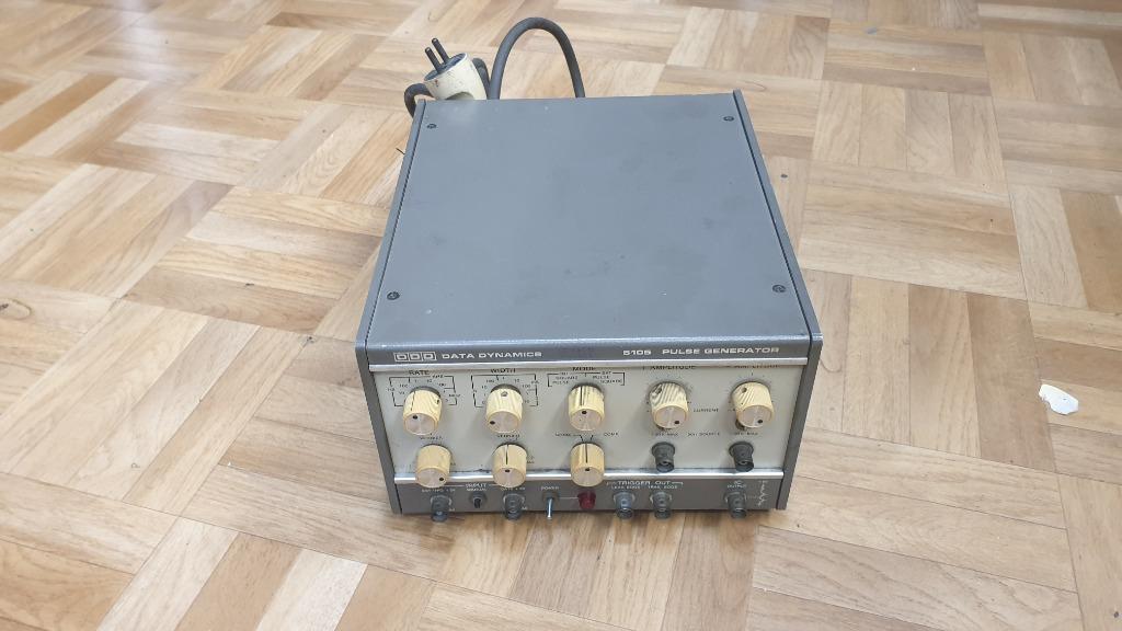 kn0270: pulsgenerator Data dynamics 5105  0.1Hz  tot 5 Mhz r, Enlèvement ou Envoi, Utilisé