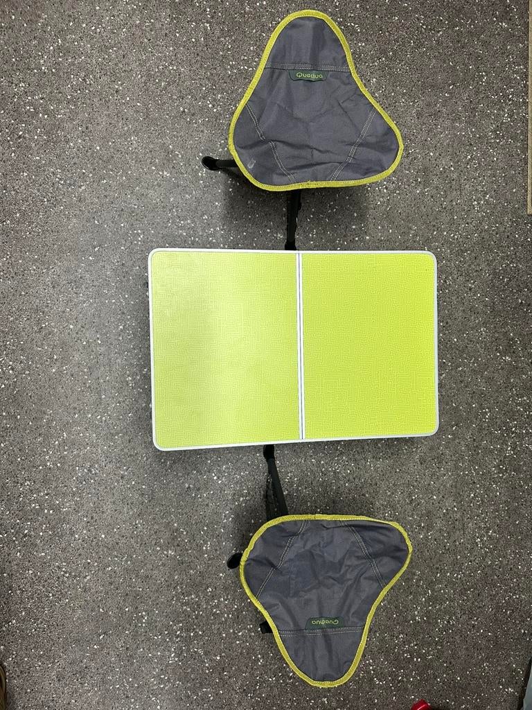 Quechua opvouwbare tafel zn 2 stoelen, Caravans en Kamperen, Kampeermeubelen, Ophalen, Zo goed als nieuw
