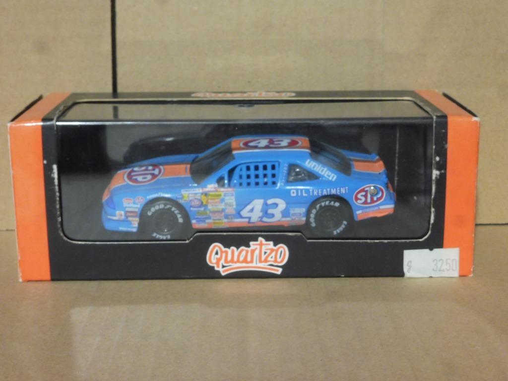 1:43 Quartzo 2003 Nascar Pontiac Grand Prix STP #43 Richard, Hobby en Vrije tijd, Modelauto's | 1:43, Ophalen of Verzenden, Zo goed als nieuw