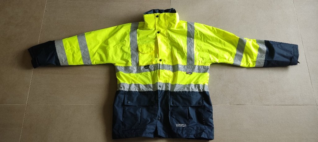 Waterdichte fluwojas te koop, Ophalen, Zo goed als nieuw, Maat 52/54 (L), Geel