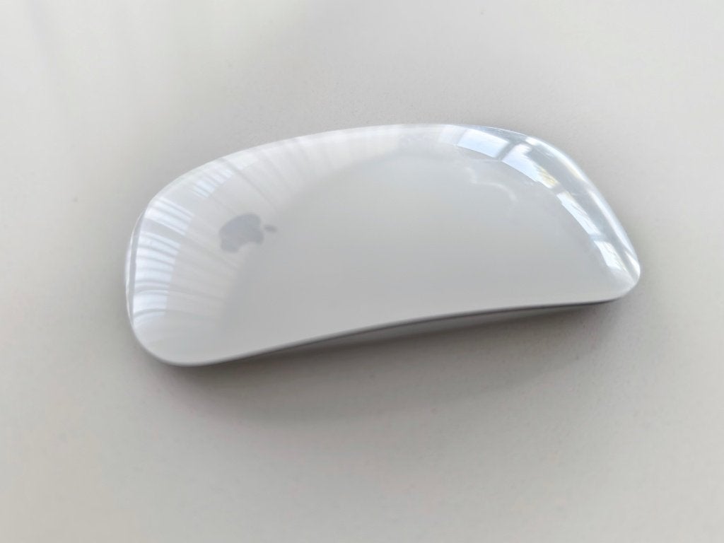 Apple Magic Mouse 1 (Eerste generatie - Bluetooth), Computers en Software, Muizen, Muis, Gebruikt, Ophalen of Verzenden, Linkshandig