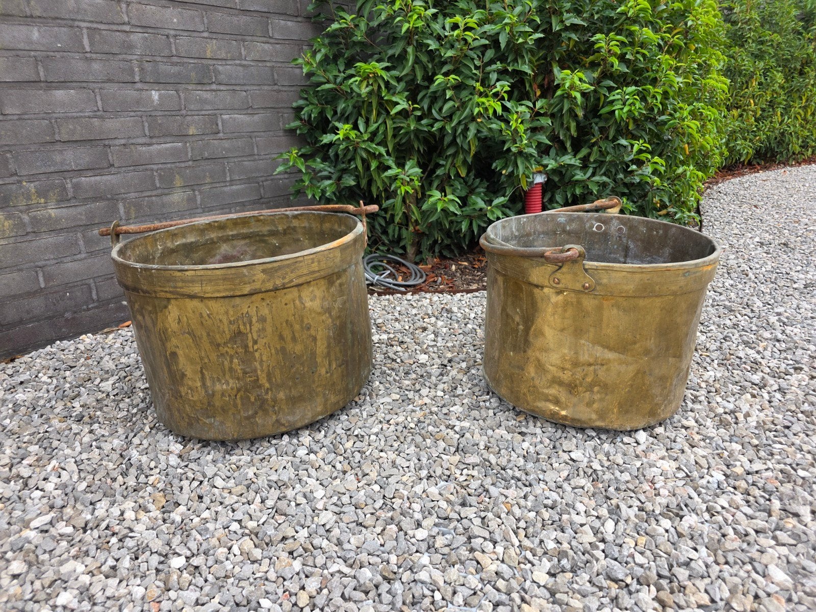 Twee koperen ketels., Ophalen