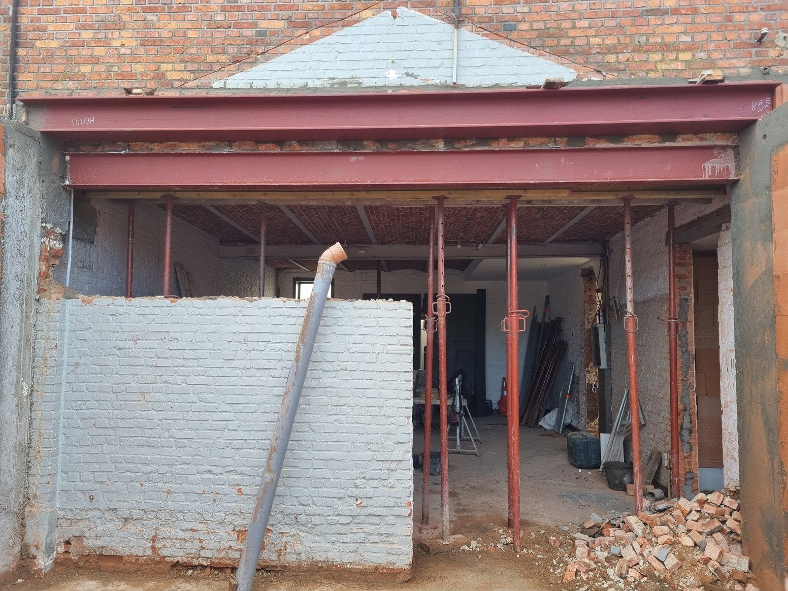 Construction werken,metal poutrel steken.