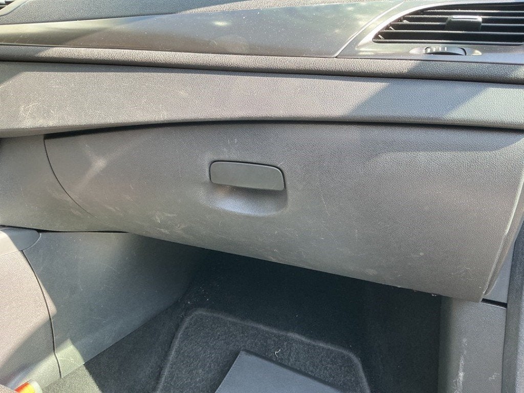 COMPARTIMENT A GANTS Renault Megane III Berline (BZ), Renault, Utilisé, Peter-Huppertz-Straße 5
51063  Köln, DE, Dialog.deutschland@renault.de