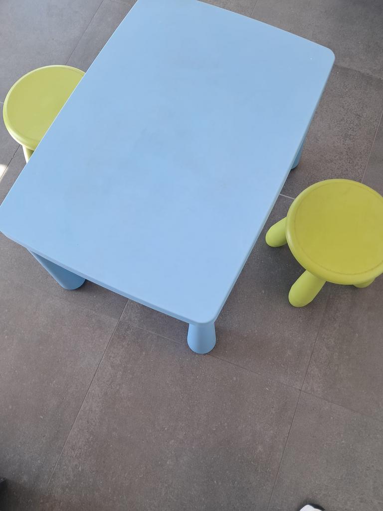 Ikea speeltafel met 2 krukjes, Kinderen en Baby's, Ophalen, Gebruikt, Tafel(s) en Stoel(en)