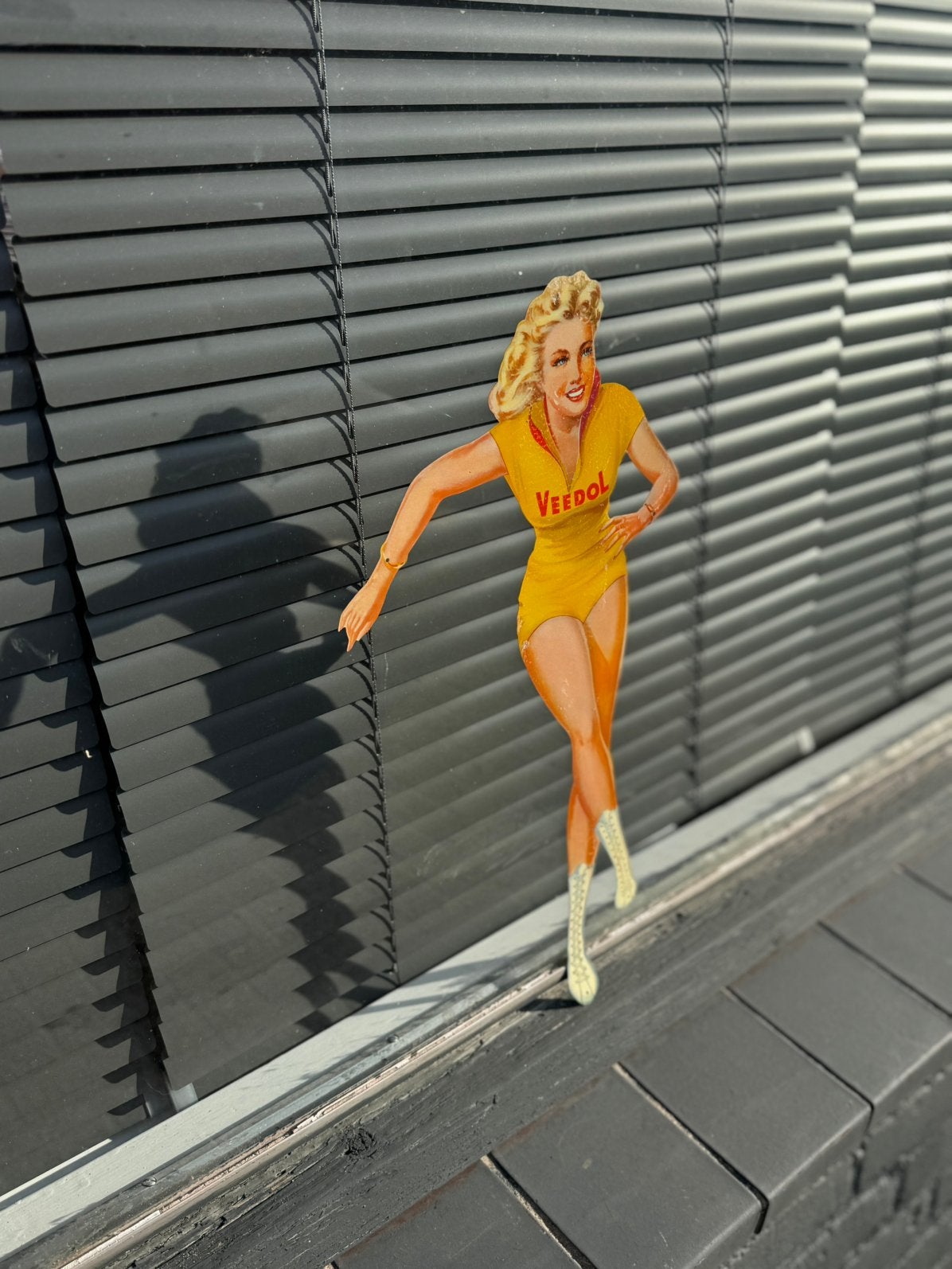 Veedol schaatster oude reclame pin up, Verzamelen, Reclamebord, Gebruikt, ., Ophalen of Verzenden