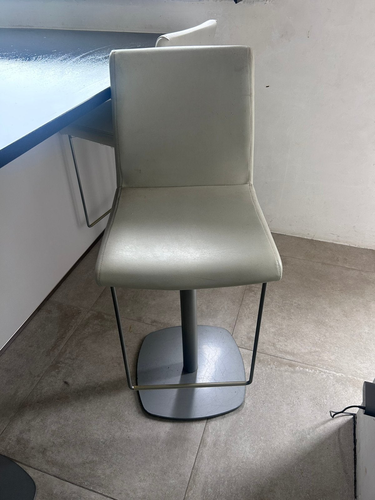 4 beige/creme , ledere barstoelen, Huis en Inrichting, Ophalen, Gebruikt, 60 tot 90 cm, 4 krukken