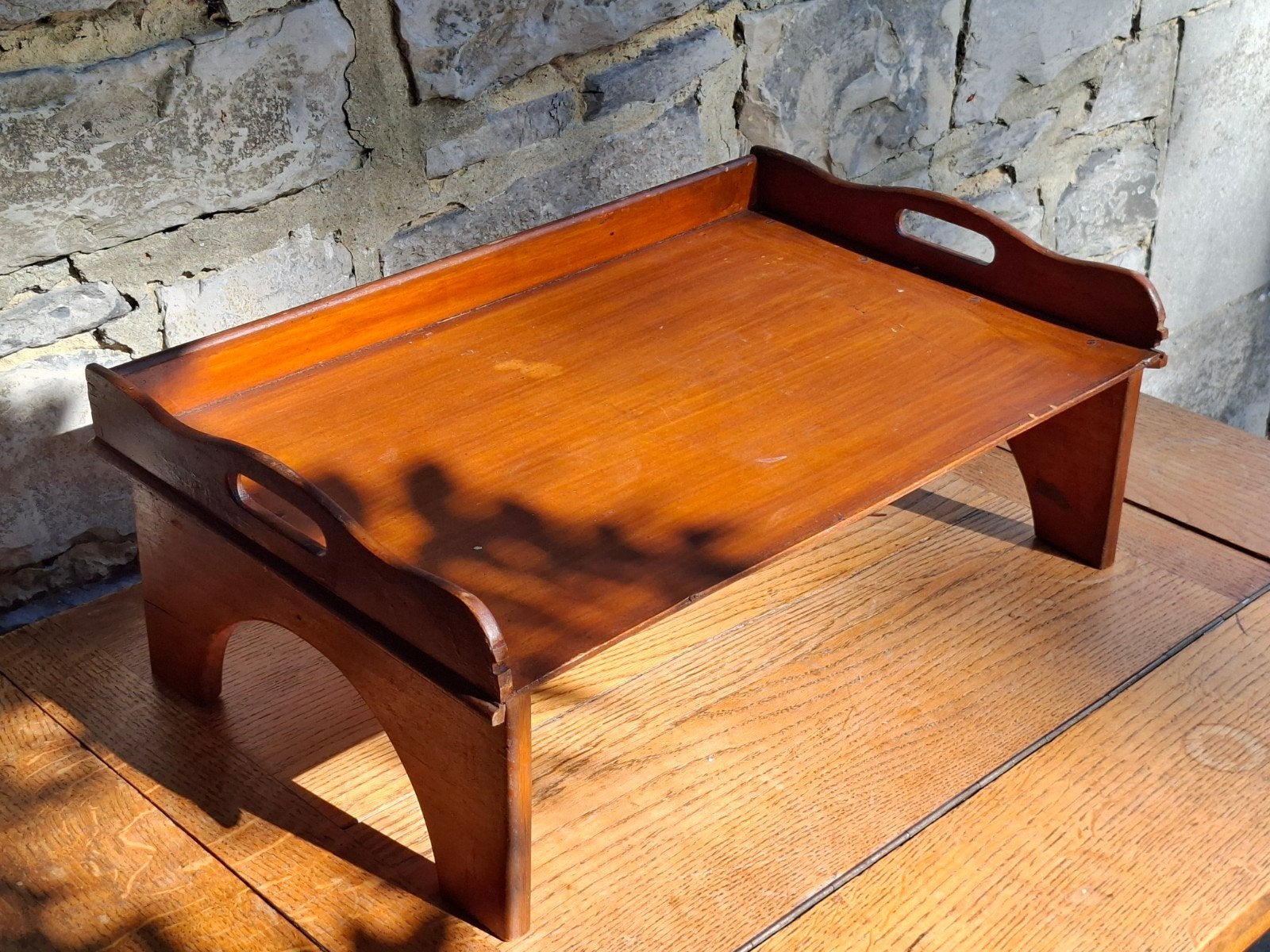 Plateau de service vintage en bois sur pieds ., Ophalen