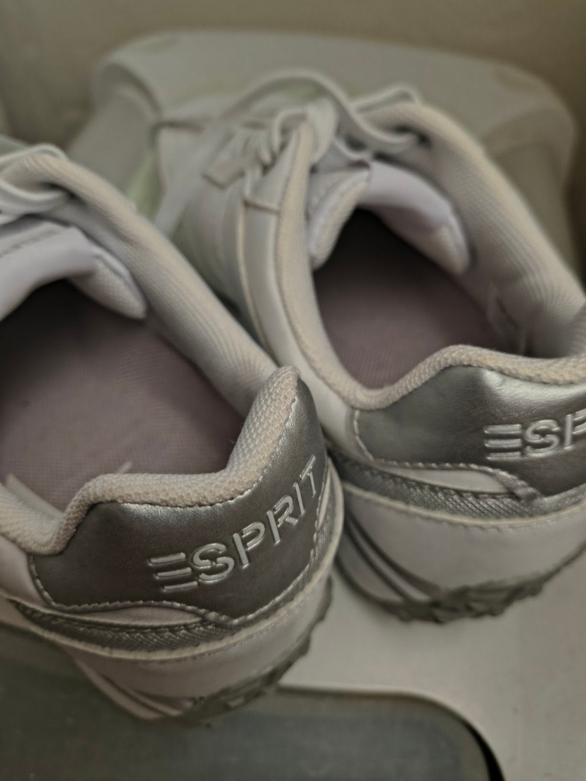 Witte Esprit Sneakers met Zilveren Details – Maat 38, Kleding | Dames, Ophalen, Wit, Sneakers
