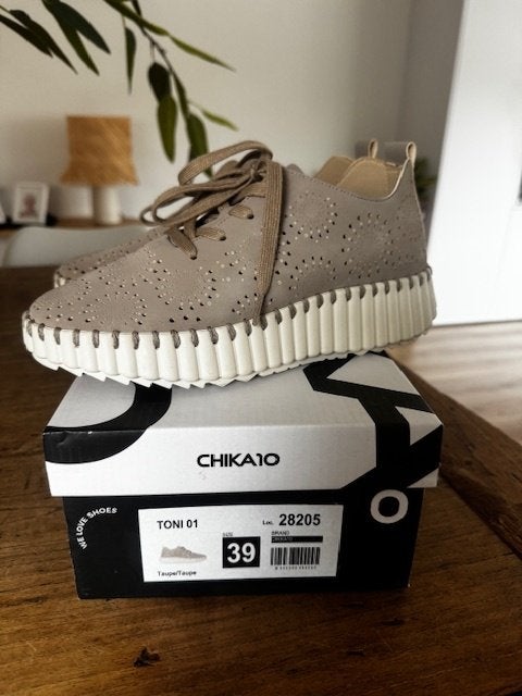 nieuwe speciale sneakers van Chika10 maat 39, Beige, Nieuw, Ophalen of Verzenden, Sneakers