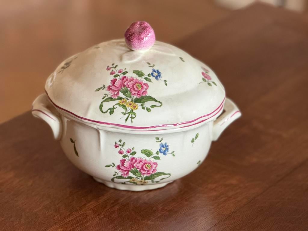 Soupière en faïence à décor floral Vieux Saint-Amand, Enlèvement