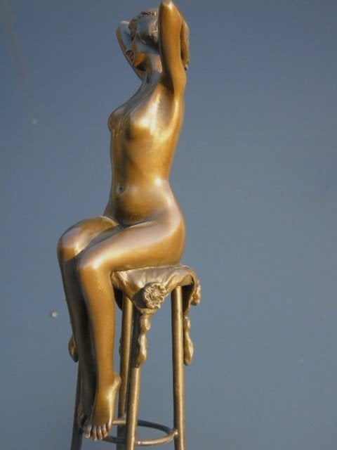 naakte vrouw zittend op een gesigneerde bronzen kruk., Antiek en Kunst, Ophalen of Verzenden, Brons