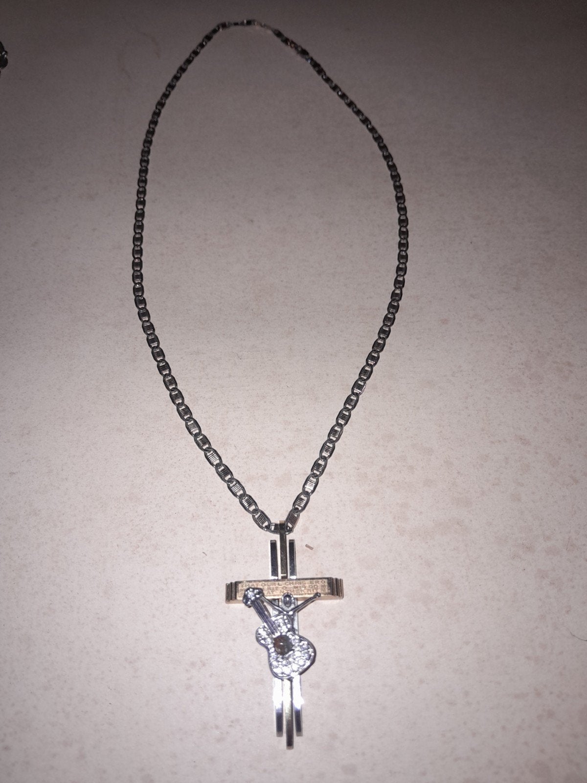 chaine croix de johnny, Collections, Enlèvement