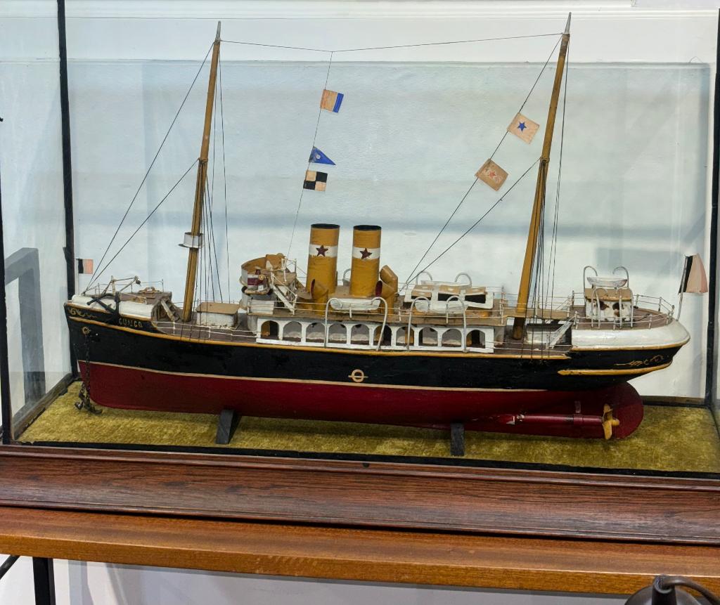 Grande maquette ancienne de bateau CUNGO + vitrine en verrr, Enlèvement ou Envoi, ., ., .