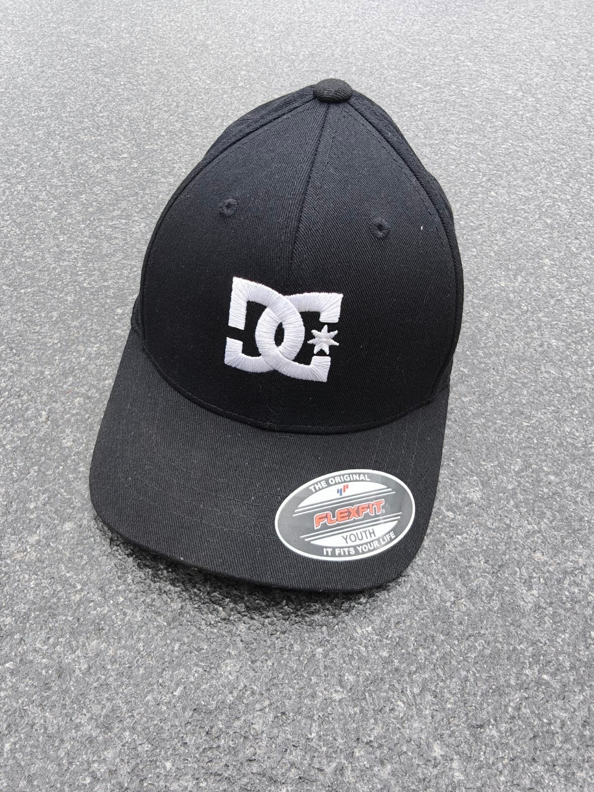 DC shoes flexfit met - zwart - maat 52-55 cm, Kinderen en Baby's, Kindermode-accessoires, Ophalen, Zo goed als nieuw, DC Shoes
