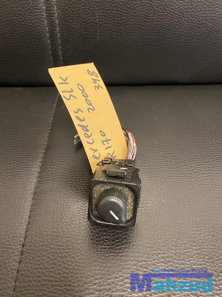 MERCEDES SLK R170 Spiegelverstelling schakelaar 1298200610, Mercedes-Benz AG, Mercedes-Benz, Utilisé, Mercedesstrasse 120
70372  Stuttgart, DE