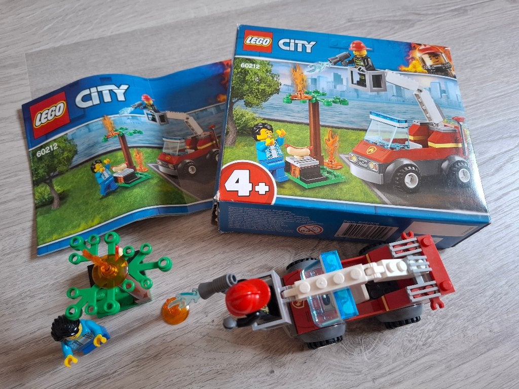 LEGO City 60212 Éteindre le feu d'un barbecue, Enfants & Bébés, Jouets | Duplo & Lego, City, Lego, Ensemble complet, Comme neuf