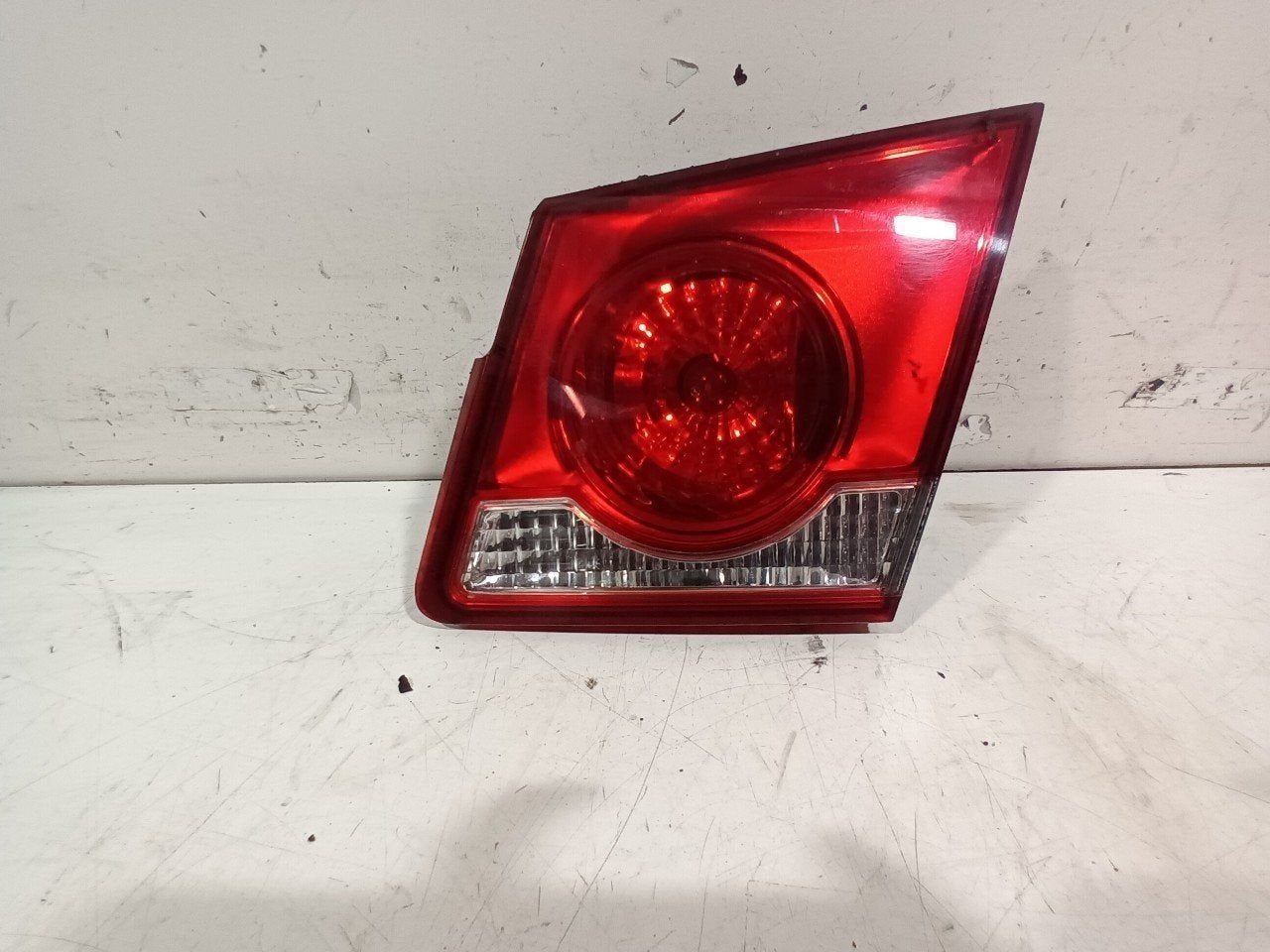 Achterlicht kofferdeksel achterklep rechts Chevrolet Cruze, Onderdelen@venauto.nl, Van der Ven Autorecycling B.V., Ettenseweg 76, 4706 PB Roosendaal, The Netherlands