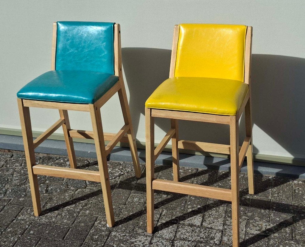 2 houten barkrukken, Huis en Inrichting, Met voetsteun, 60 tot 90 cm, Zo goed als nieuw, 2 krukken