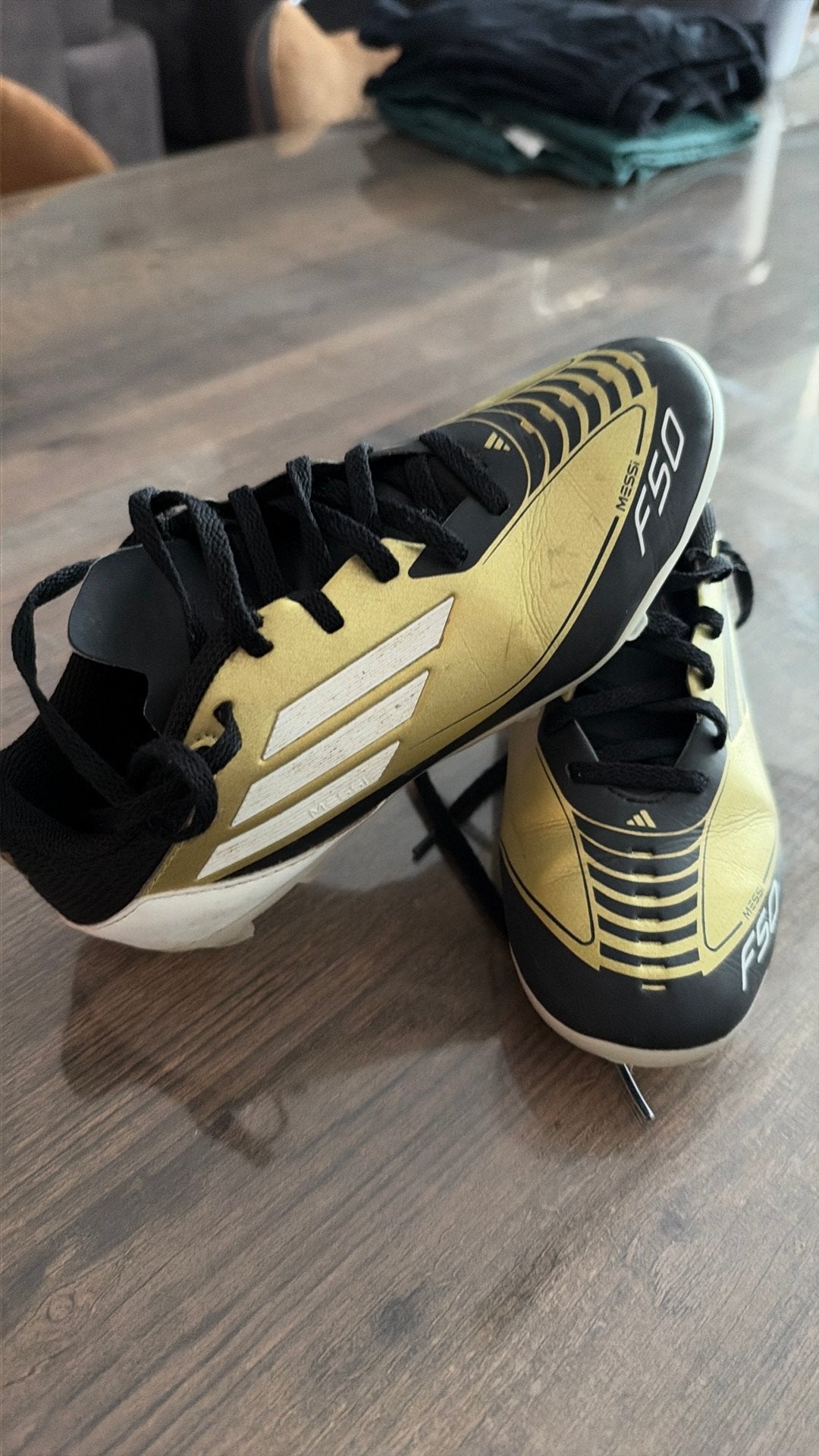 Voetbalschoenen messi, Sport en Fitness, Ophalen, Zo goed als nieuw
