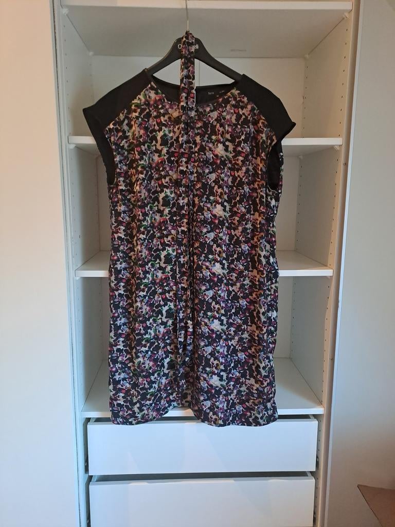Mt 42 Veelkleurige jurk met zwart aan schouders, Kleding | Dames, Jurken, Zo goed als nieuw, Maat 42/44 (L), Zwart, Boven de knie