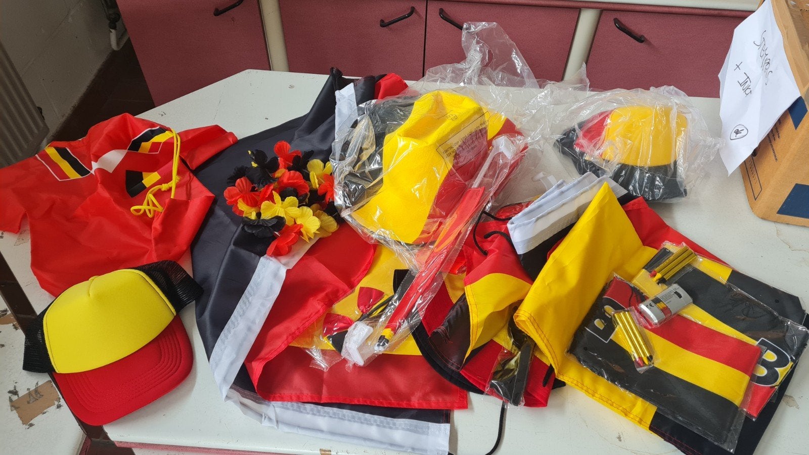 Doos vol Belgische supportermateriaal tricolor, Ophalen