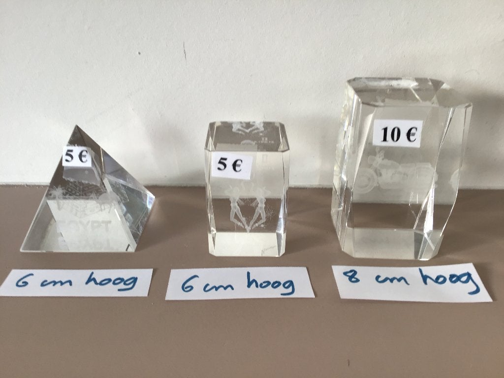 3 magnifiques blocs de verre avec des personnages spéciaux à, Enlèvement ou Envoi