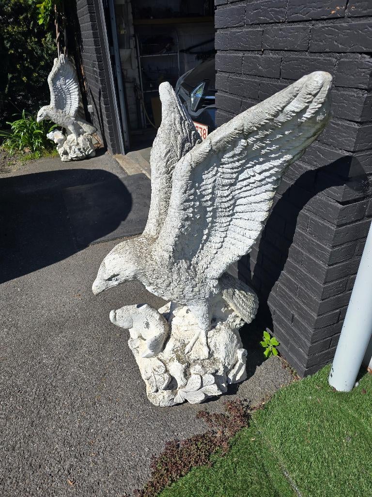 Statue d'aigle en béton, Enlèvement