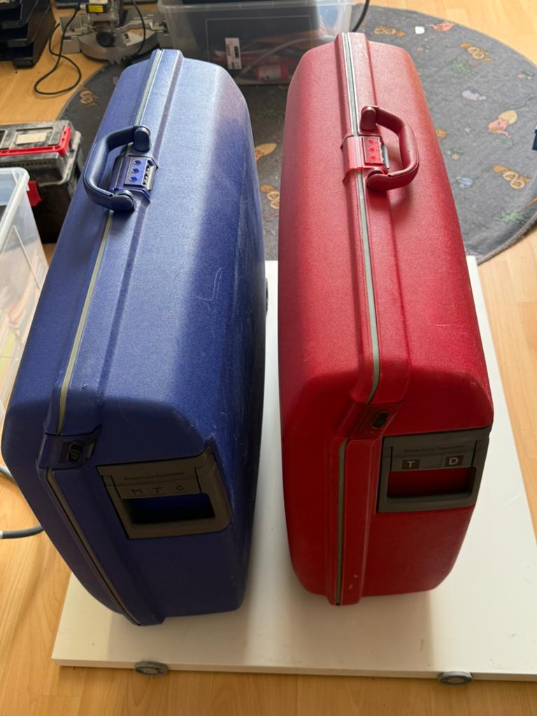 4 valiezen 2 blauwe en 2 rode, Ophalen, Zo goed als nieuw