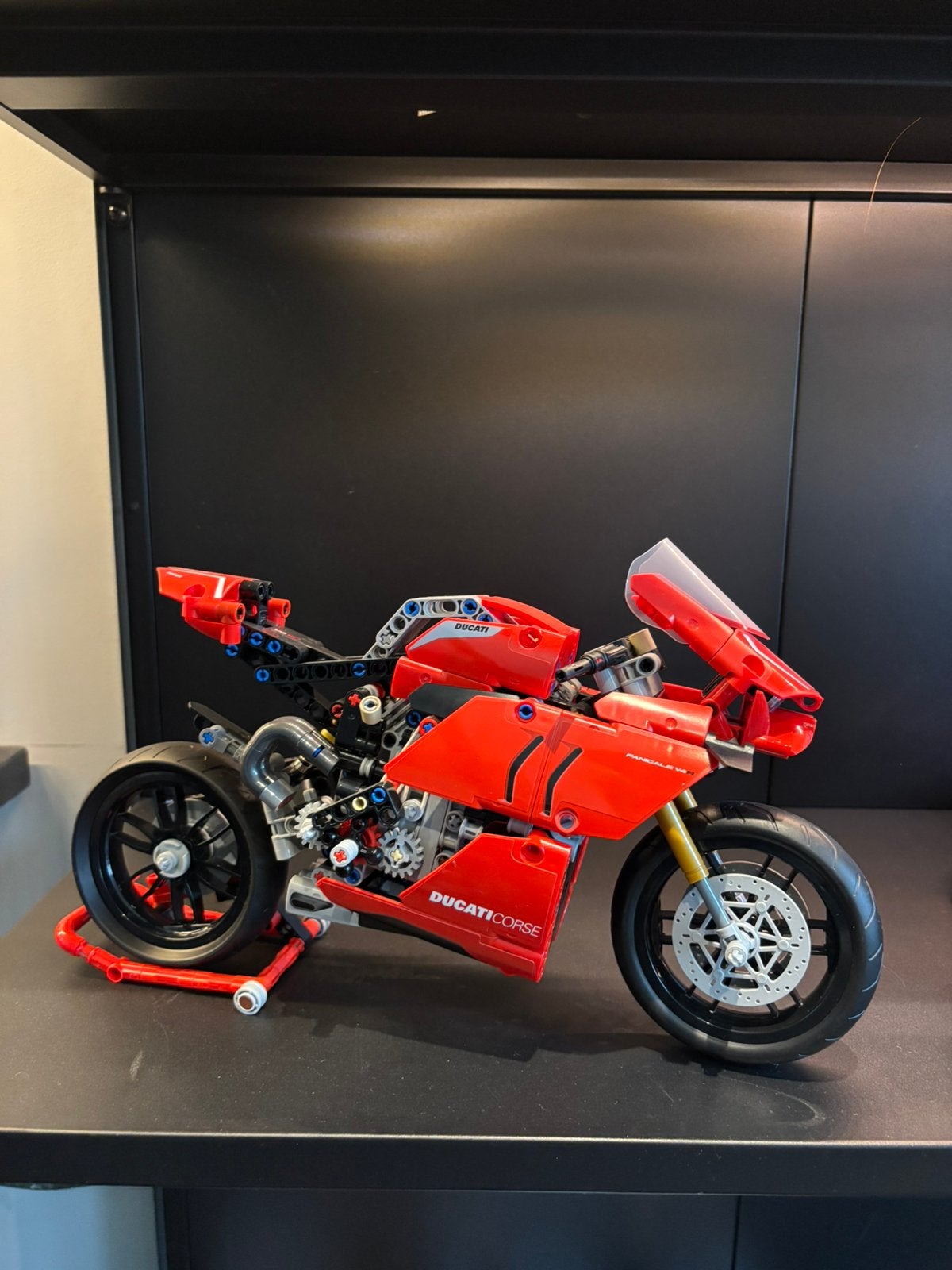 LEGO Ducati Panigale v4 R, Motoren, Ophalen
