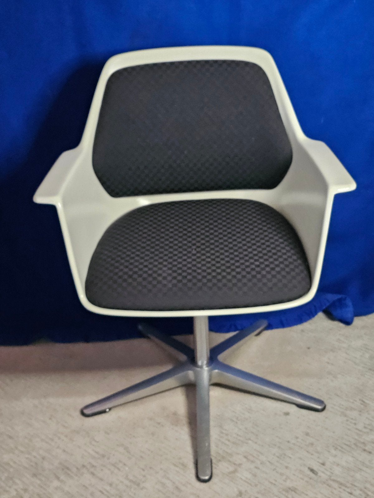 Chaise pivotante Wilkhahn de Georg Leowald, Enlèvement